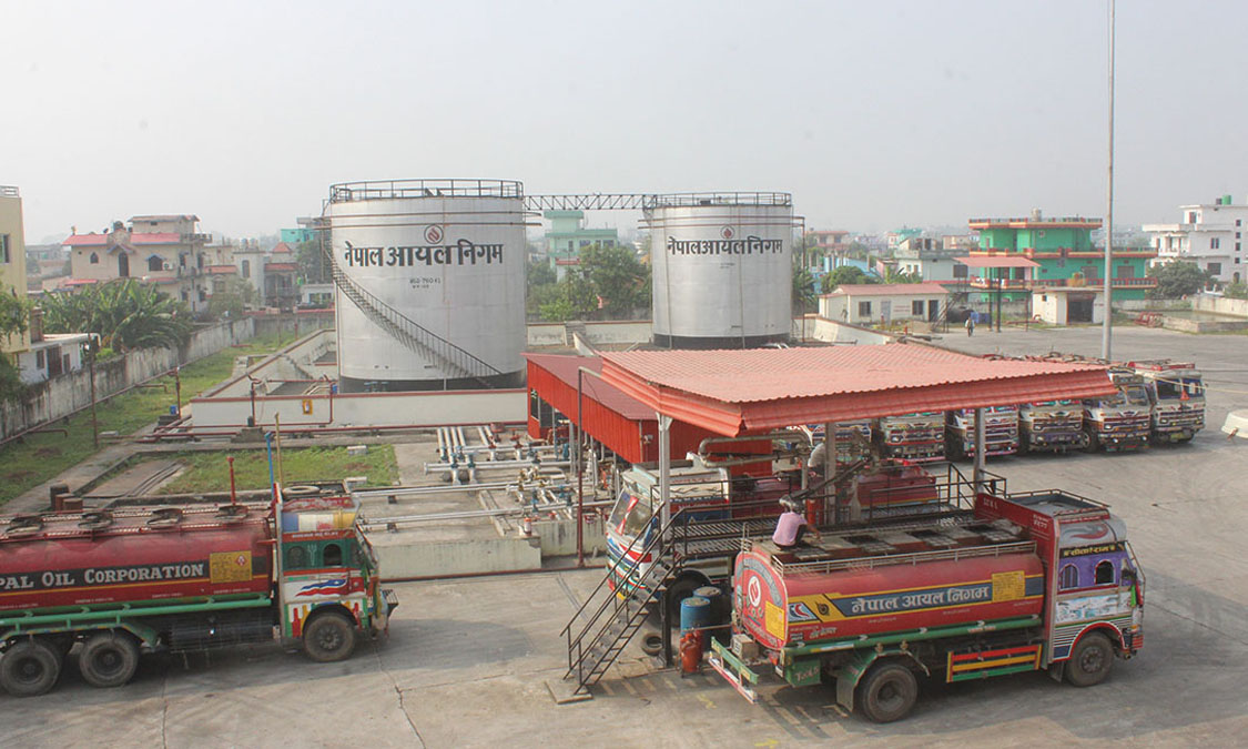 धनगढीको इन्धन डिपोबाट स्थानीय अहोरात्र त्रसित, तत्काल स्थानान्तरण गर्न माग