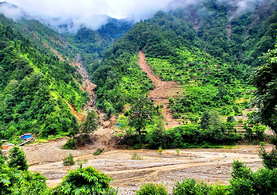 ‘जहींतहीं बाटोले गाउँमा सुविधाभन्दा दुःख धेरै’