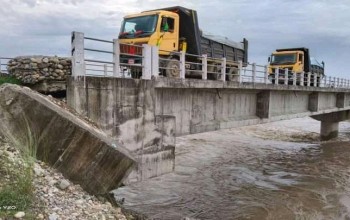 नौबिसेमा बस र दुई वटा साना सवारीसाधन पुरिए