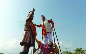 गुलरियामा नागरिक स्तरबाट राष्ट्र निर्माता पृथ्वीनारायण शाहको पुर्ण कदको शालिक अनावरण