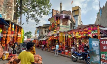 नेपालगन्जमा खुलेयाम बेचिन्छ प्लाष्टिकका फूलमाला, छैन अनुगमन हुँदैन कारबाही