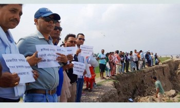 राप्ती तटिय क्षेत्रमा प्लेकार्ड बोकेर बस्ती जोगाइदिन सरकारसँग माग