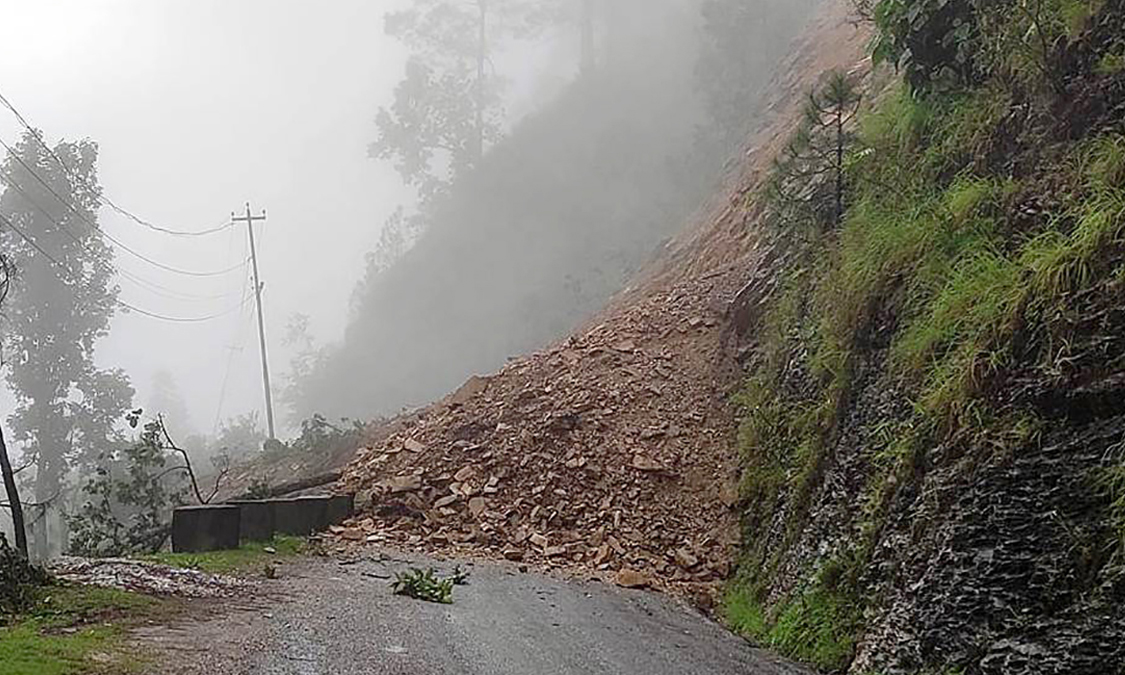 अविरल वर्षाले कर्णाली राजमार्ग अवरुद्ध